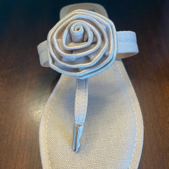 NWOT DV by Dolce Vita Women's Cream Sandals with Floral Design - Picture 5 of 8